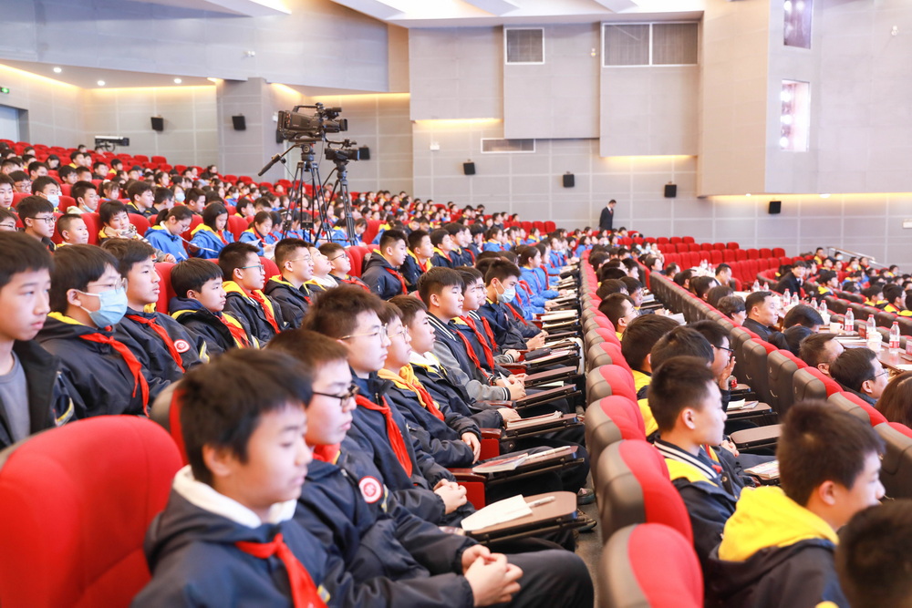 10学生认真听讲_调整大小.jpg