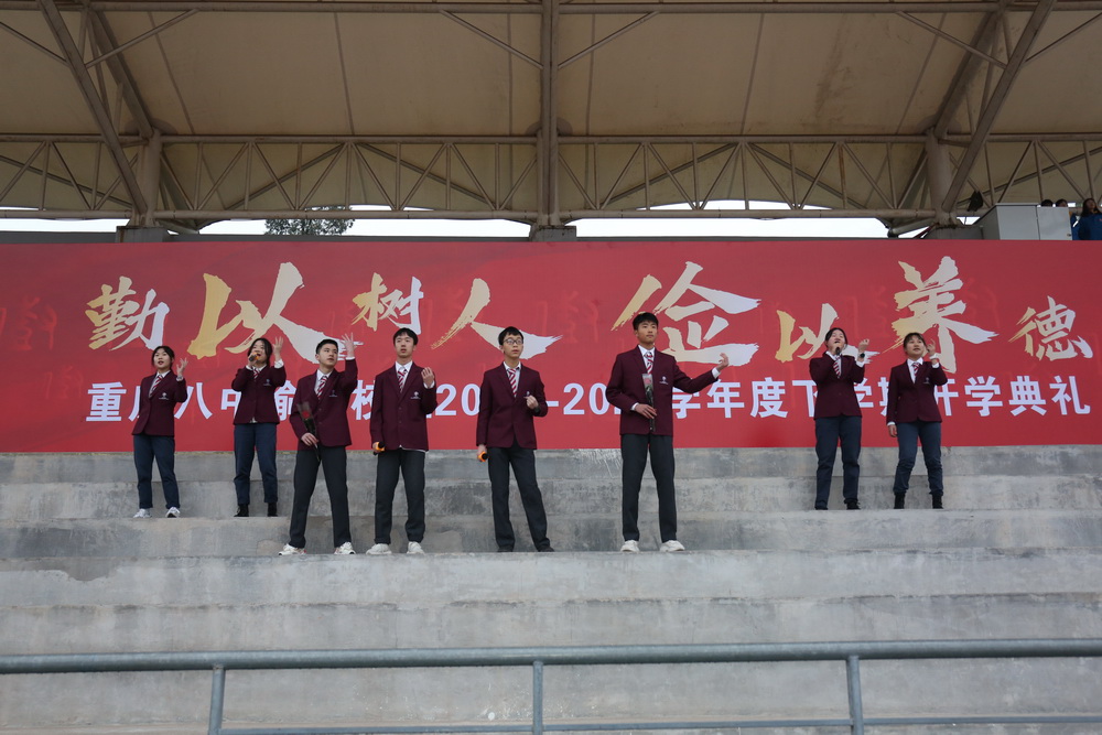 学生表演《最向往的地方》现场演唱_调整大小.jpg