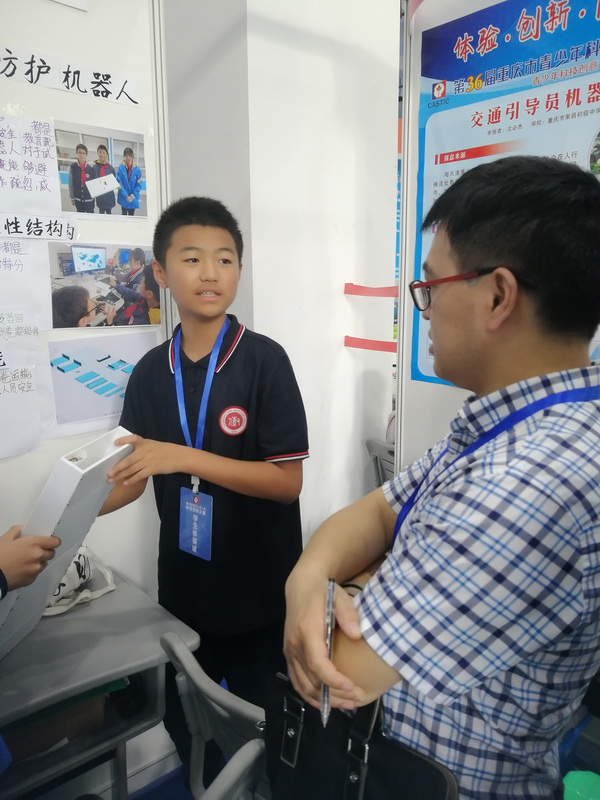 我校参赛选手给评委讲解项目_调整大小.jpg