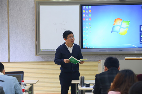 李伟老师做研讨活动总结发言.JPG