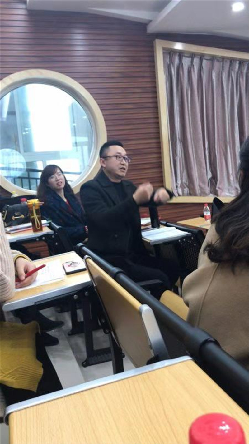 生物教研组老师课后热烈评课.jpg