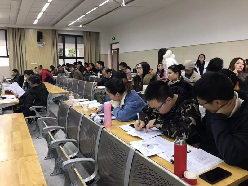老师认真听课.jpg