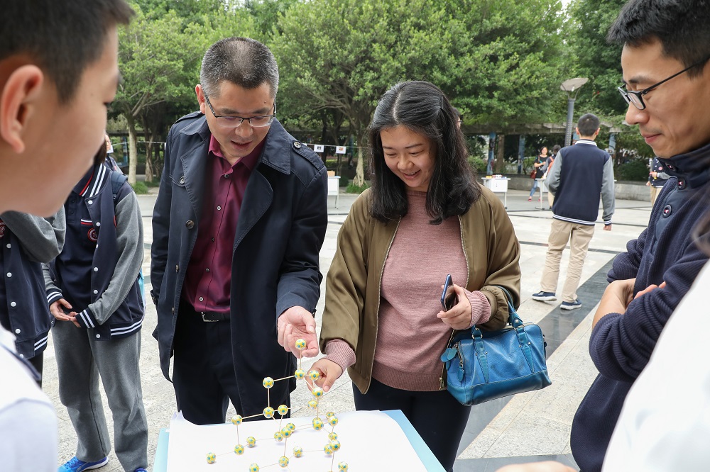 苏校长在认真的观察同学们的作品.jpg