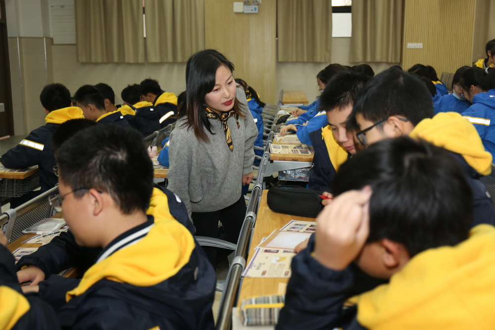 陈永老师在指导学生完成创作_调整大小.jpg